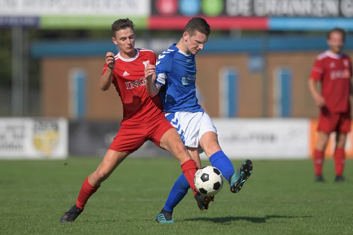 Lucas Ligtvoet (rechts) scoorde een hattrick namens Waspik op bezoek bij Nieuwkuijk. (archieffoto)