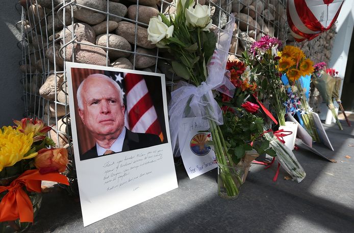 Een eerbetoon aan John McCain aan zijn kantoor in Phoenix, Arizona.
