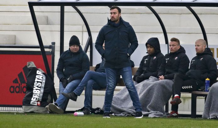 Trainer Leen van Steensel tijdens een wedstrijd van Jodan Boys.