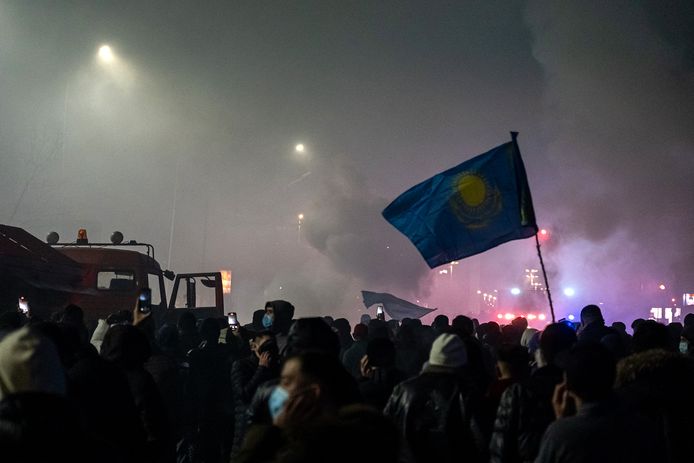 De politie vuurde traangas af op betogers die protesteerden tegen de hoge gasprijzen in de Kazachse stad Almaty.