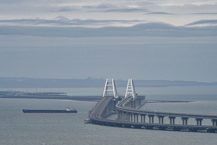 In het plan staat onder meer dat de brug die het schiereiland met het Russische vasteland verbindt moet worden gesloopt.