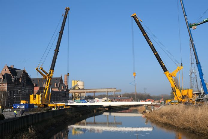 De Vlaamse Waterweg plaatst een fiets- en wandelbrug over de Afleidingsdijle in Mechelen in het kader van de ontwikkeling van de Keerdoksite.