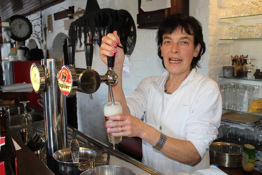 Bernadette Claeys, vorig jaar achter de tap van café Den Hoorn in Zomergem. 