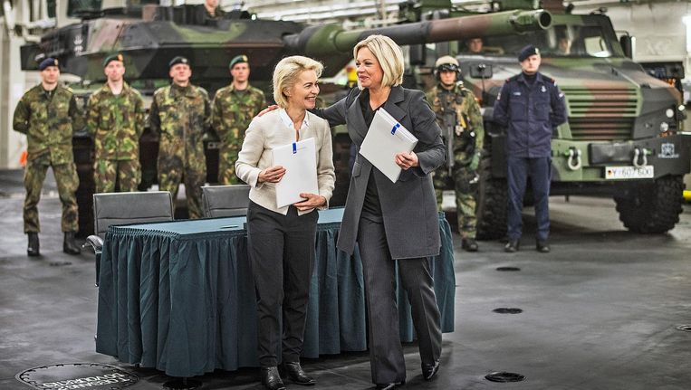De Duitse minister van Defensie Ursula von der Leyen en haar Nederlandse collega Jeanine Hennis-Plasschaert sloten vorig jaar een verbond voor Duits-Nederlandse defensiesamenwerking. Beeld Guus Dubbelman / de Volkskrant