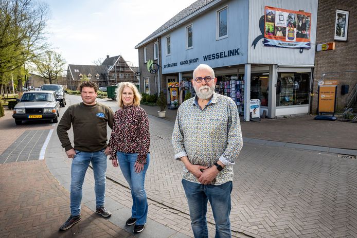 Marcel Wesselink voor zijn speelgoed- en kadoshop met achter hem zijn opvolgster Myrthe Franke en haar man Marc.