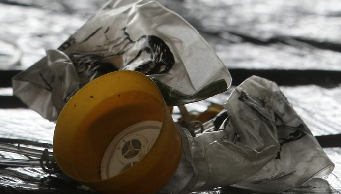 Un des masques à oxygène retrouvés dans les débris de l'airbus