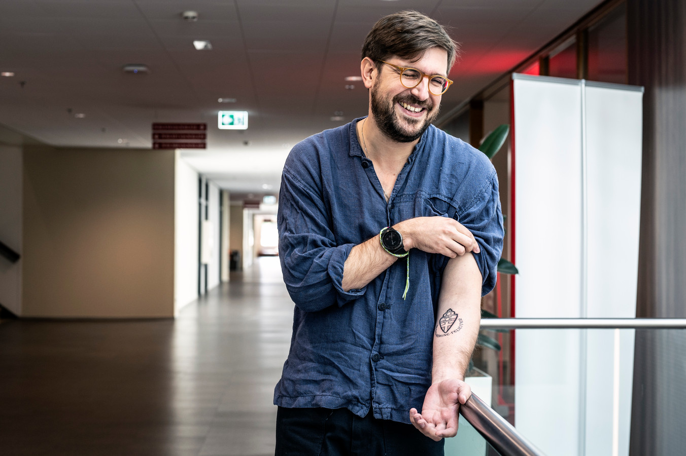 Ivan is zó blij met Radboud Universiteit dat hij logo op arm laat