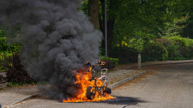 Scooter vliegt tijdens het rijden in brand in Laag-Soeren, bestuurder kan nog net op tijd afstappen