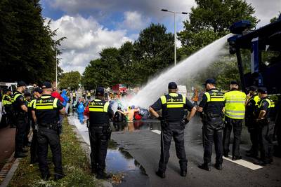 Extinction Rebellion bloque l’autoroute à La Haye, une centaine d’activistes interpellés