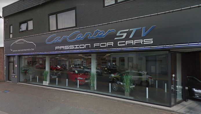 De Mercedes AMG werd zaterdagnamiddag gestolen voor autohandel CarCenter STV, langs de Kortrijkstraat in Menen.