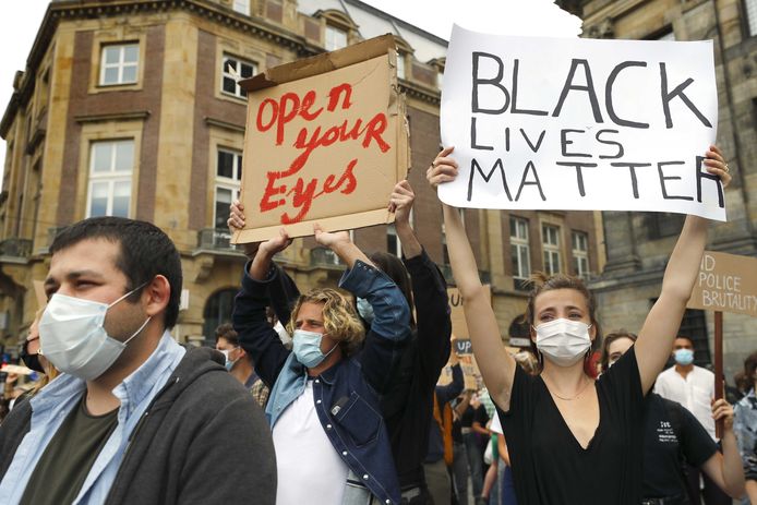 Demonstranten tijdens het protest op de Dam. Diverse antiracismeorganisaties houden een manifestatie uit protest tegen wat zij noemen politiegeweld tegen zwarten in de VS en de EU. Aanleiding is de dood van George Floyd in de Amerikaanse stad Minneapolis.