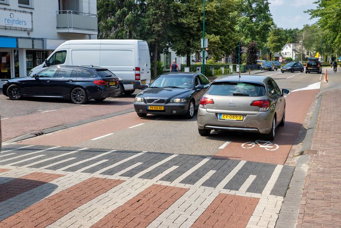 Voor fietsers is er te weinig plek op de Eerselsedijk in Bergeijk, zoals hier nabij de bocht met de Hof. Foto DCI Media
