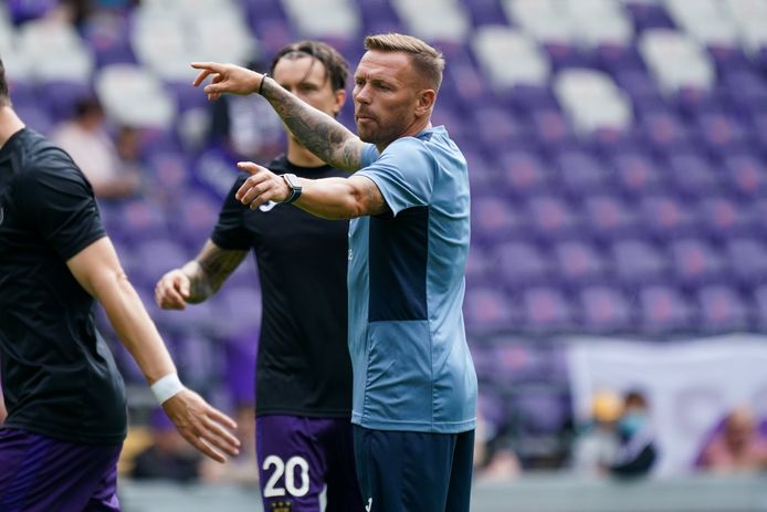 Craig Bellamy geeft instructies op het trainingsveld bij Anderlecht.