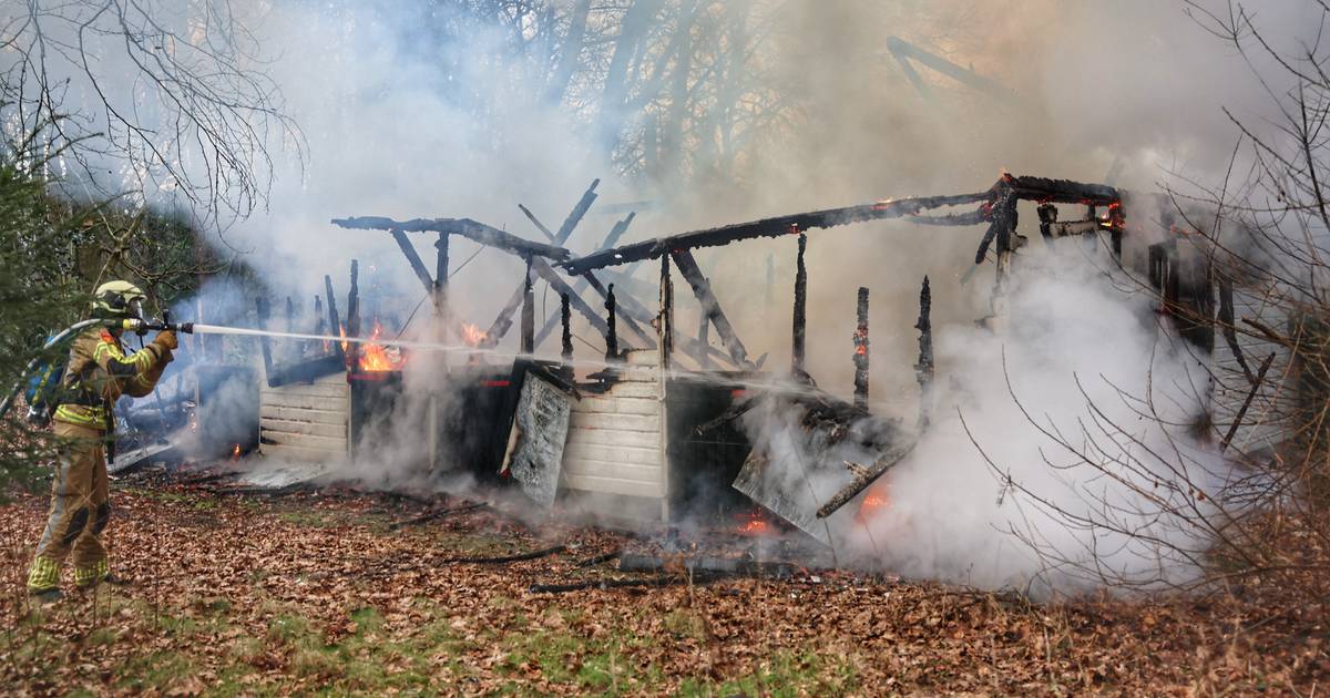 Chalet volledig verwoest door brand in Den Dolder