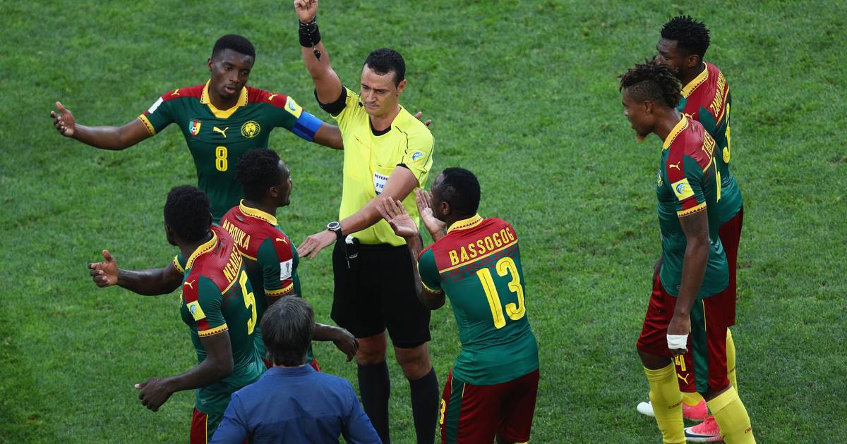 'Videoref' geeft rode kaart aan verkeerde speler Buitenlands voetbal