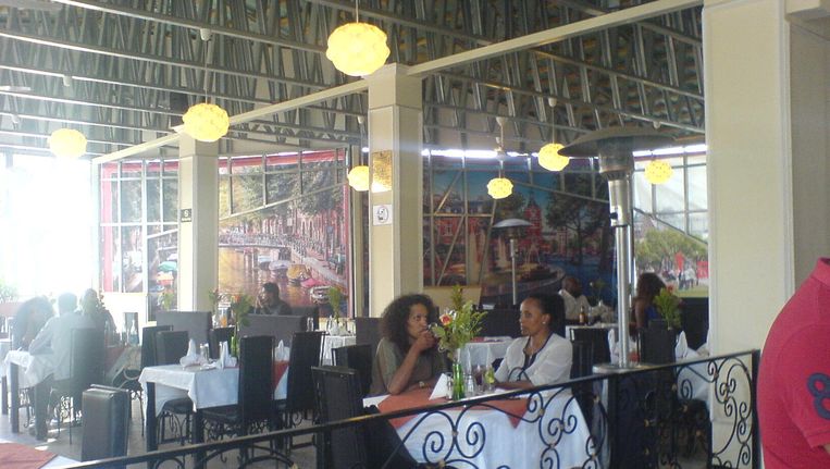 Restaurant Amsterdam in Addis Abeba, met grote fotodoeken van de Amsterdamse grachten. Beeld Wim Bossema