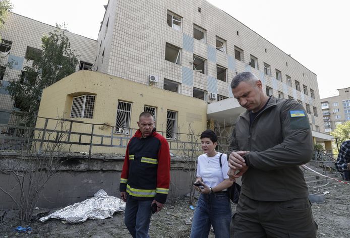 De burgemeester van Kiev, Vitaly Klitschko, op de plek waar drie mensen omkwamen, onder wie het kind.