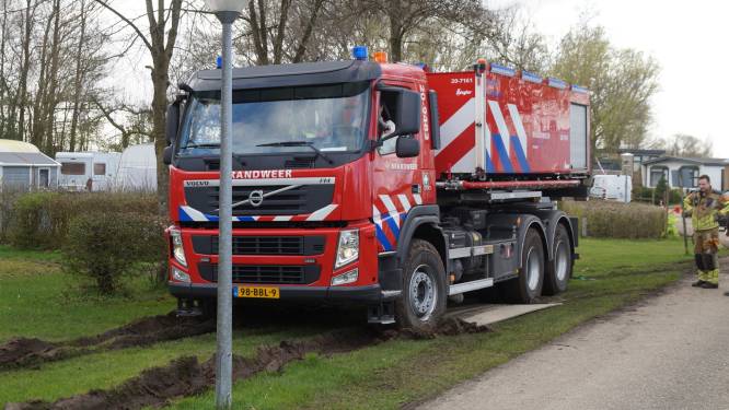 Brandweerauto rijdt zich op weg naar brandmelding vast op camping in Andel