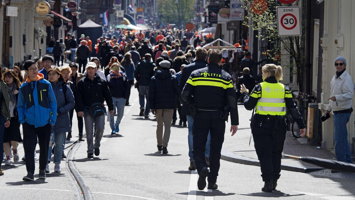 Koningsdag: extra agenten op straat in Amsterdam. De Amsterdamse politie wil discussie over het toestaan van hoofddoekjes bij agenten om meer moslimvrouwen te werven voor het corps. Beeld anp