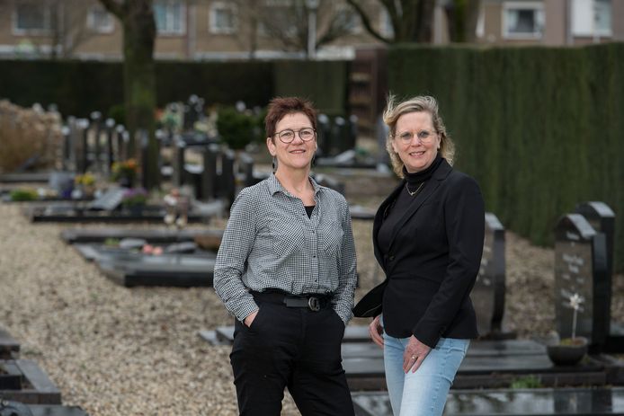 Aly Mijnheer (links) en Margreet Willemsen op de algemene begraafplaats in Dodewaard, waar één van de drie gedenkbomen voor doodgeboren baby’s en een foetushof moeten komen.
