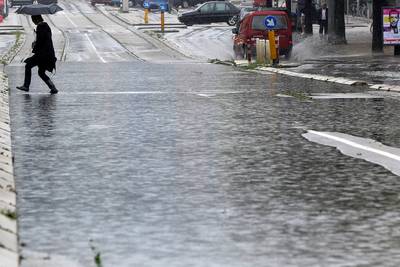 Hoosbuien zetten straten blank in noorden