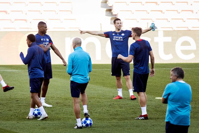 Nick Viergever van PSV tijdens de training ter voorbereiding op de Champions League-wedstrijd tegen FC Barcelona.