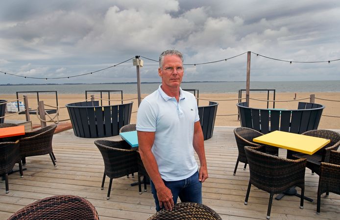 Willem Korevaar, eigenaar van Havana Beach Club in Rockanje. 'Stel dat het hier echt een Waddenzee wordt, dan krijg je ook ander publiek. Dat moet ik nog maar zien.'