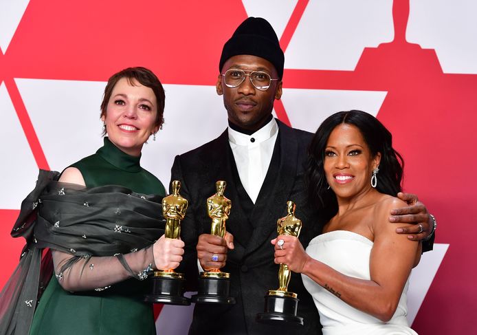 De Oscarwinnaars met van links naar rechts Olivia Colman,  Mahershala Ali en Regina King.