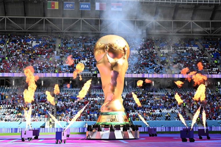 Een grote replica van de wereldbeker in het Al Janoub-stadion. Beeld AFP