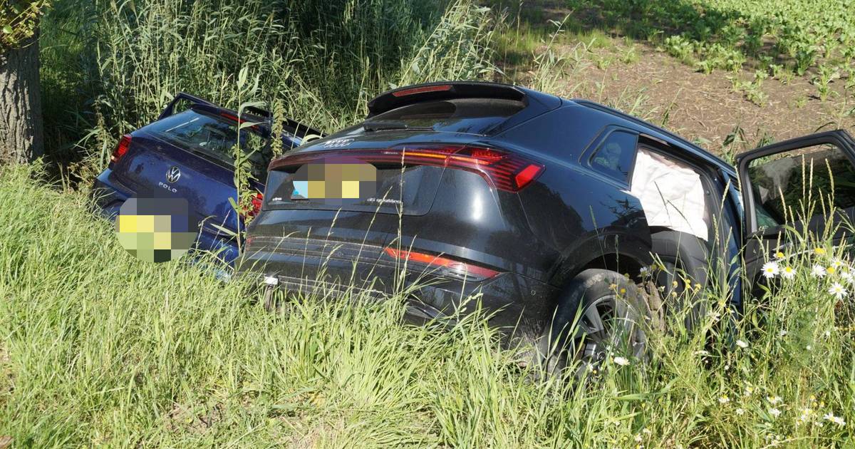 Twee auto’s belanden in de sloot bij aanrijding in Wijk en Aalburg.