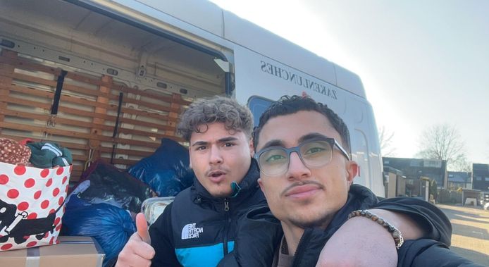 Rauf Emre en Muhammed halen de spullen vandaag thuis bij mensen op die slecht ter been zijn.