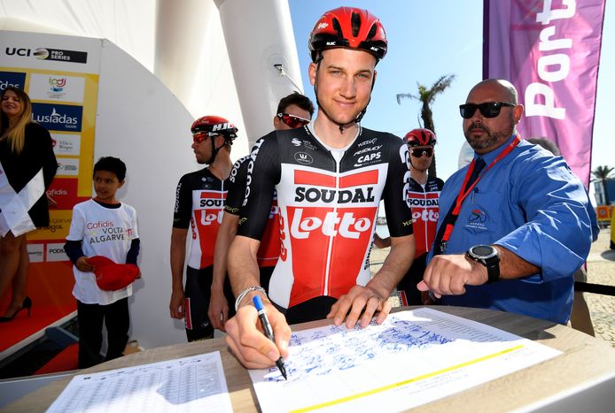 Tim Wellens tekent het startblad in de Ronde van de Algarve.