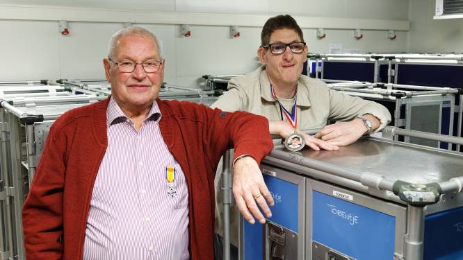 Vader en zoon Tom en Tom onderscheiden voor jarenlang vrijwilligerswerk voor ouderen