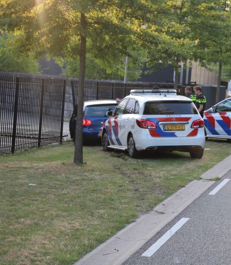 Auto crasht tegen hek in Enschede bij achtervolging door politie