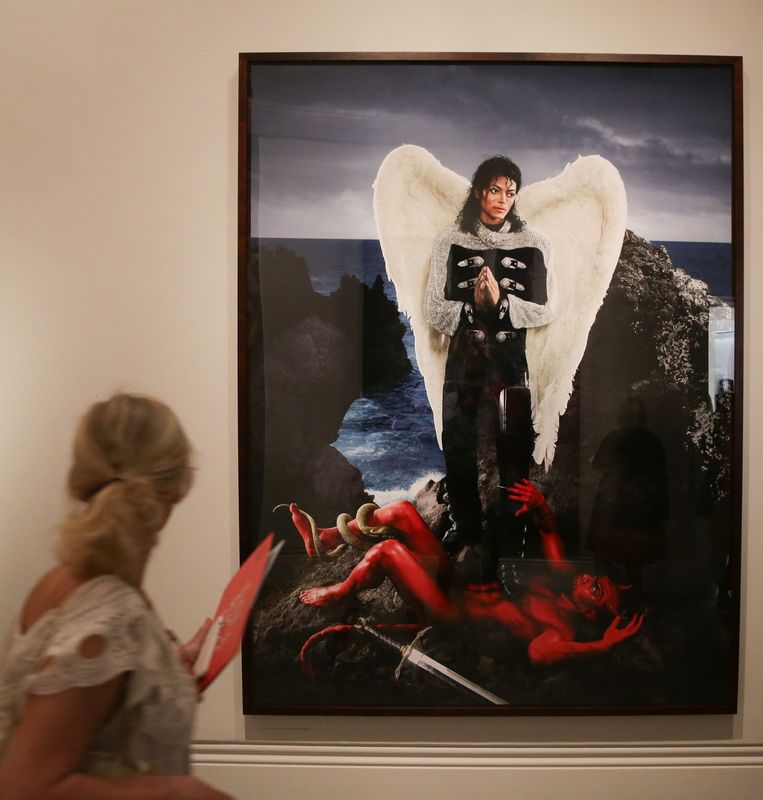 'And No Message Could Have Been Any Clearer' van David LaChapelle: MJ met witte engelenvleugels die de duivel in bedwang houdt. Beeld AFP