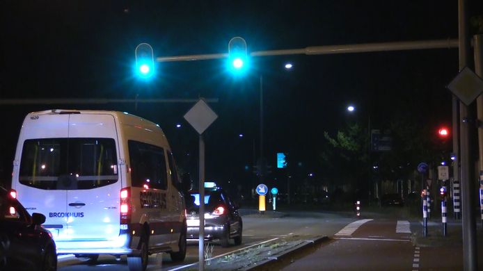 De verkeerslichten op de kruising van de Kuipersdijk met de Wethouder Beversstraat springen na 6 seconden groen licht, ongeacht de verkeersdrukte, weer op rood.