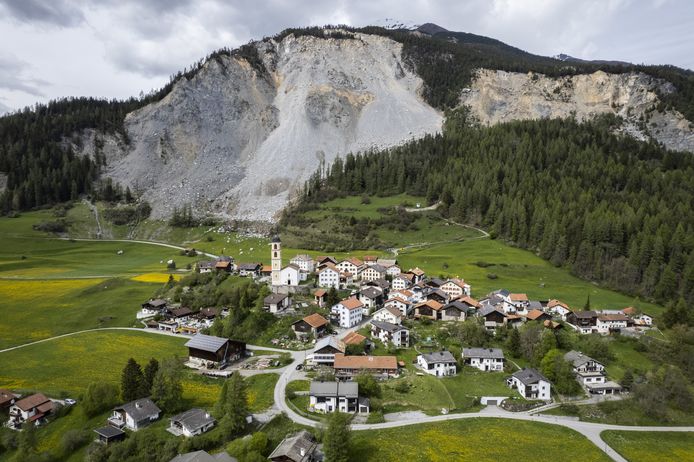 Het Zwitsers bergdorpje dreigt te verdwijnen onder een rotsblok van twee miljoen kubieke meter.