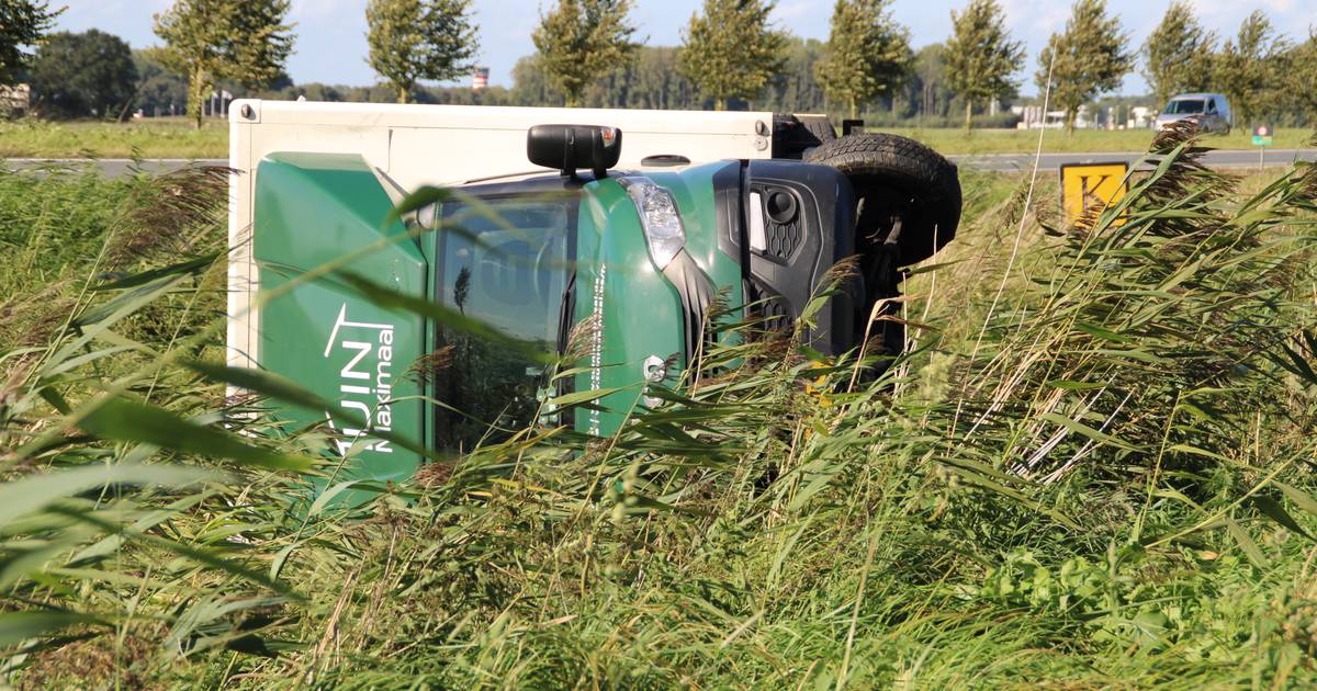 Vrachtwagen vliegt de sloot in bij eenzijdig ongeval nabij Lelystad Airport.
