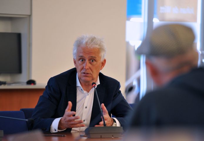 Karel van Hengel bij een persconferentie in april van 2020.