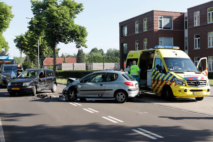 Op de Rijksweg in Mook zijn twee auto's met elkaar in botsing gekomen.