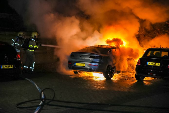 Een zilverkleurige Volkswagen gaat in vlammen op.