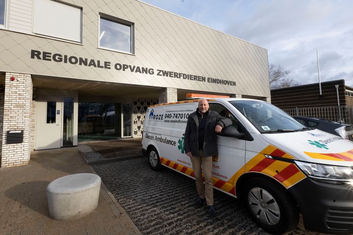 Directeur René Bartels van de stichting Regionale Opvang Zwerfdieren Eindhoven, met de nieuwe dierenambulance voor het nieuwe asiel aan de Kanaaldijk-Noord in Eindhoven. Bartels en stichting Roze werken voor veertien gemeenten in de regio.