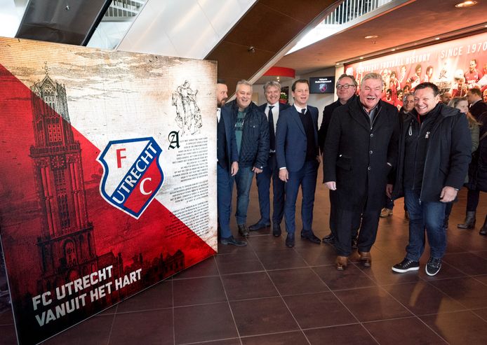 Clubeigenaar Frans van Seumeren (tweede van rechts) overhandigde het manifest aan de supporters.