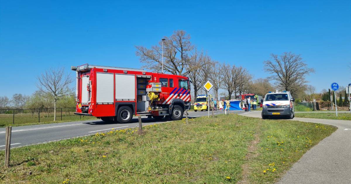 Fietser zwaargewond bij aanrijding met auto, traumahelikopter ingezet.