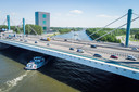 Luchtfoto van de A12 en de Galecopperbrug naast het hoofdkantoor van Rijkswaterstaat vlakbij knooppunt Oudenrijn.