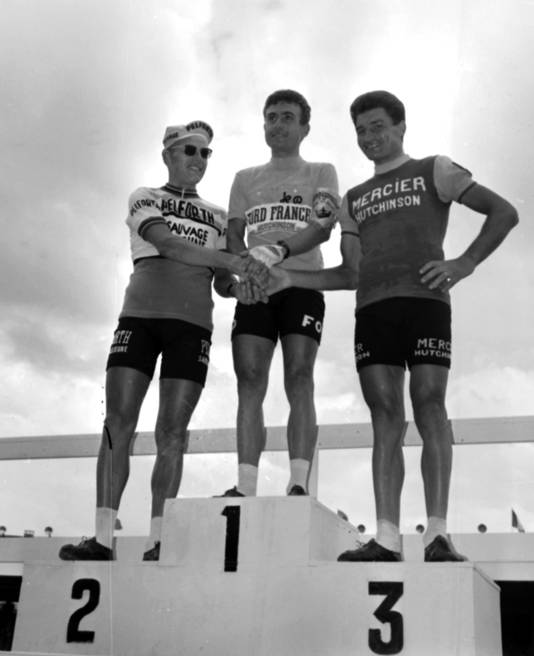 Jan Janssen (links) en Raymond Poulidor (rechts) samen op het Tourpodium in 1966.