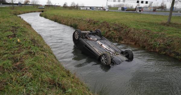 Achtervolging auto op A15 eindigt in sloot bij Andelst, inzittenden aangehouden