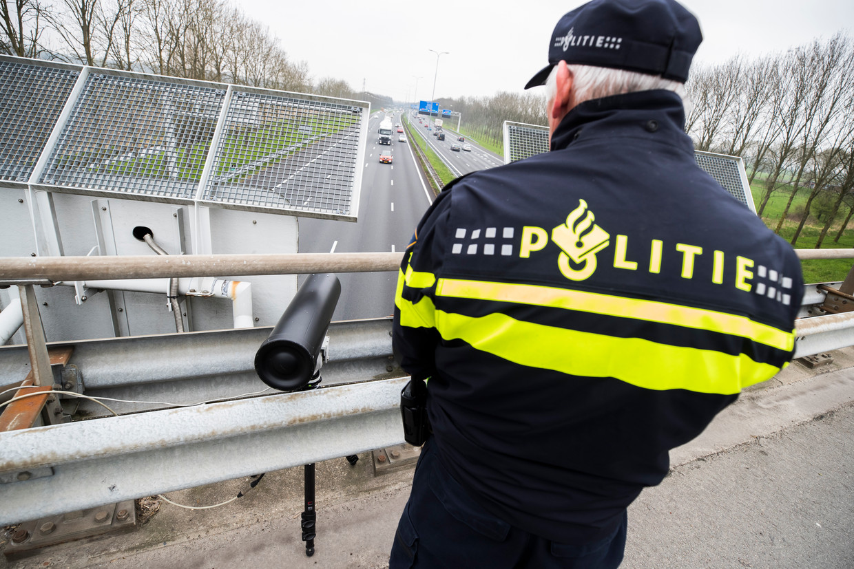 De Nationale Politie houdt een proef met een flitscamera die kan registreren of een bestuurder zijn mobieltje in de hand heeft.  Beeld ANP