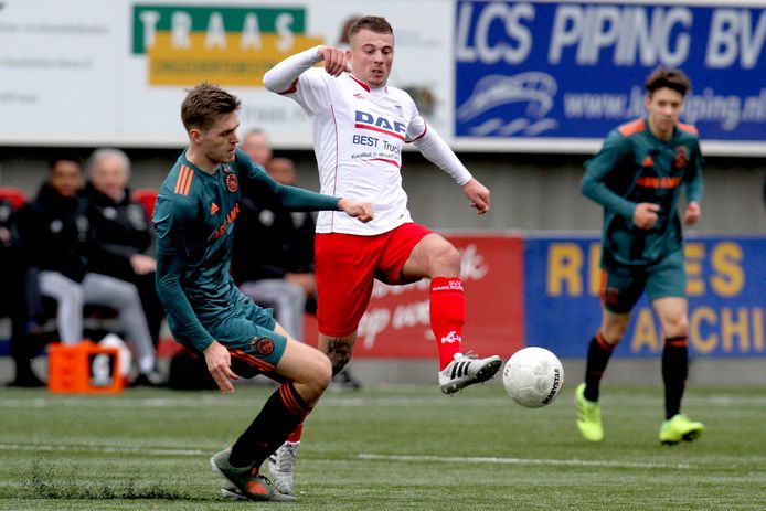 Danny Monster, hier namens Barendrecht actief tegen de amateurs van Ajax, speelt straks tegen de hoofdmacht van de Amsterdammers.