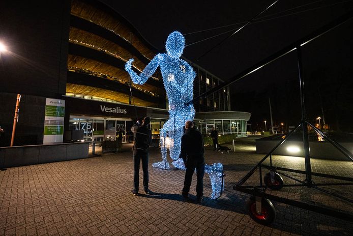 Grote Willi bracht een ode aan de zorg aan het wzc Vesalius in Brasschaat.